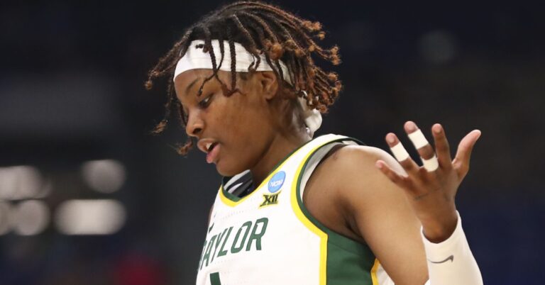 NCAAW: NaLyssa Smith goes perfect from the field as Baylor advances
