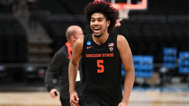 Oregon State’s Ethan Thompson has highlight day in the Sweet 16 against Loyola Chicago