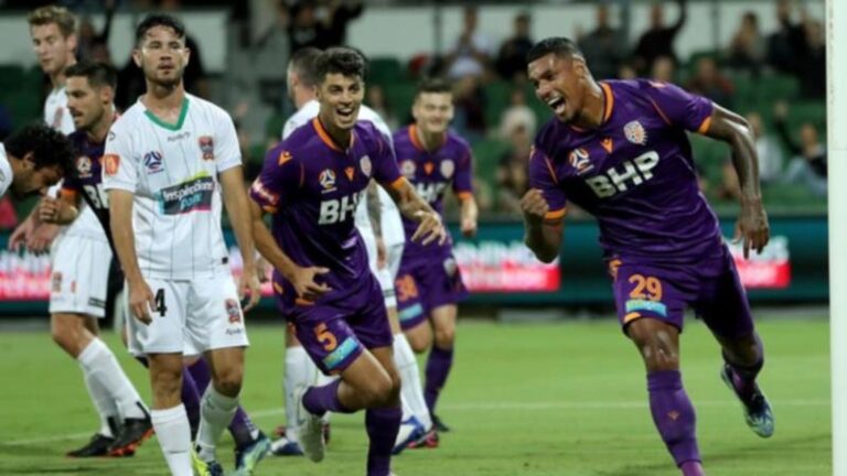 10-man Glory beat Jets 2-1 in Perth