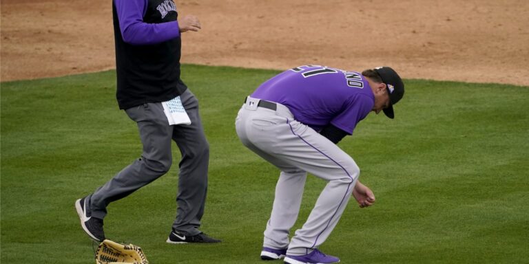 Kyle Freeland exits with shoulder injury