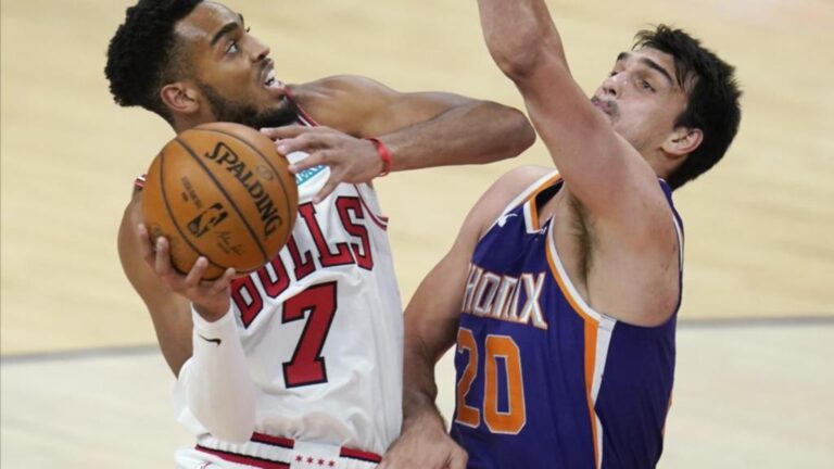 Devin Booker scores 45, Suns hot in NBA