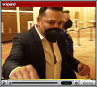 [VIDEO] OSCAR DE LA HOYA SECONDS AFTER ANNOUNCING JULY 3 COMEBACK; SHADOWBOXING AND BOUNCING ON HIS TOES