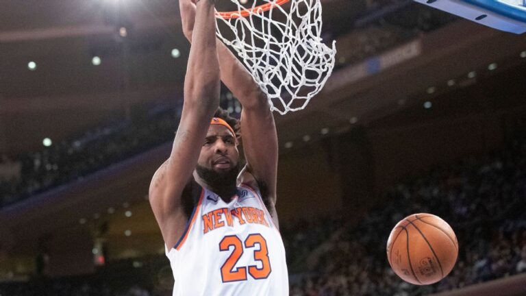 New York Knicks’ Mitchell Robinson breaks right foot vs. Milwaukee Bucks, will be re-evaluated