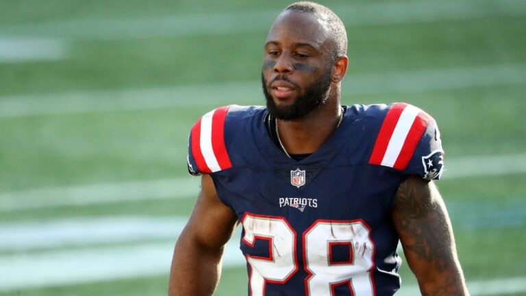 James White agrees to 1-year deal to stay with New England Patriots