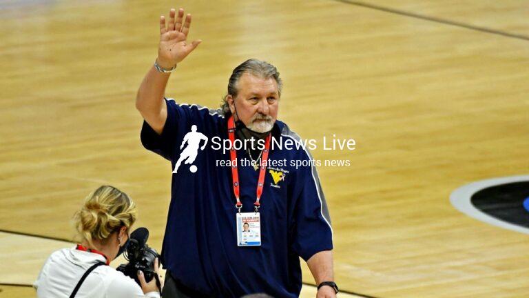 West Virginia’s Bob Huggins sixth Division I coach to 900 wins