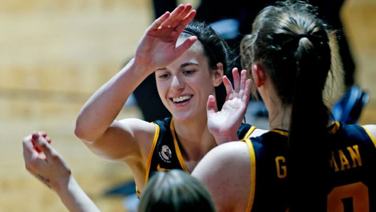Caitlin Clark outscores Kentucky in lights-out first half as Iowa cruises into Sweet 16