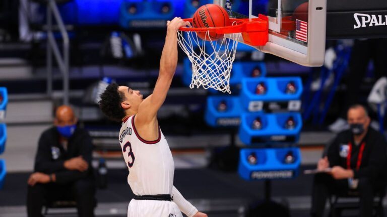 The Gonzaga Bulldogs are playing like there’s no pressure to make NCAA tournament history