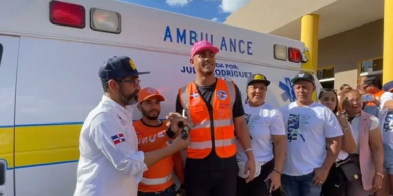 Julio Rodríguez donates ambulance to hometown