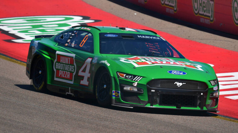 Harvick makes big mistake late at race in Phoenix