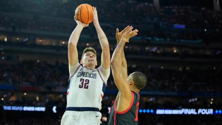 UConn’s Donovan Clingan injured: Huskies C expected to miss a month with foot strain