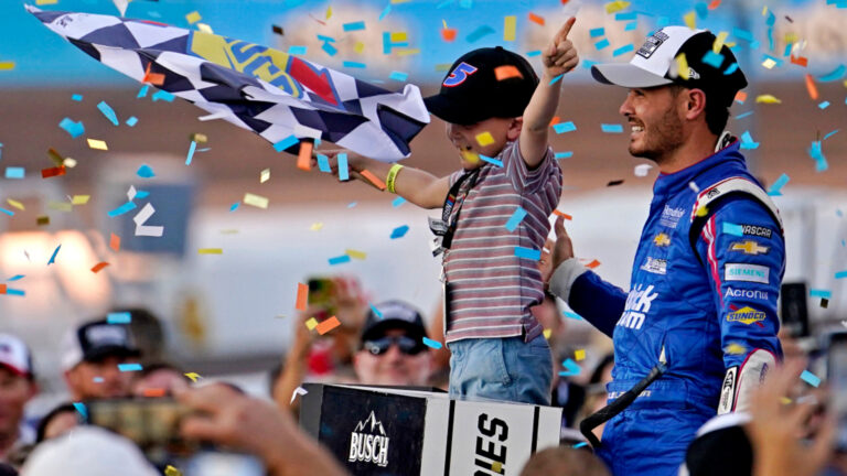 NASCAR Championship Throwback: Kyle Larson wins over Martin Truex Jr. in 2021
